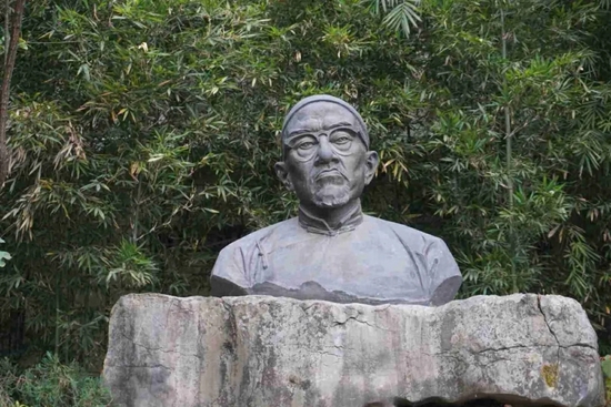 梁漱溟墓位于山东省邹平县黄山,为山东省文物保护单位。(来源/简书)