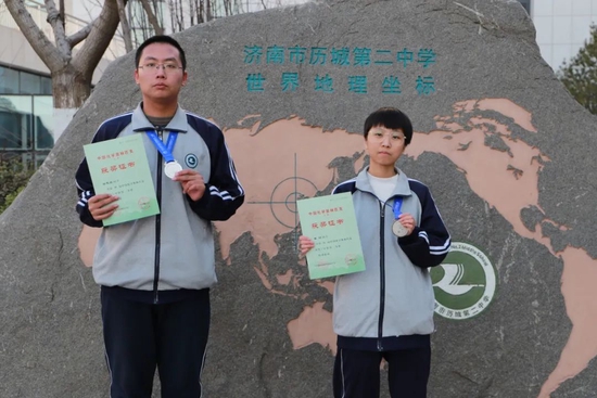 两名银牌学生合影