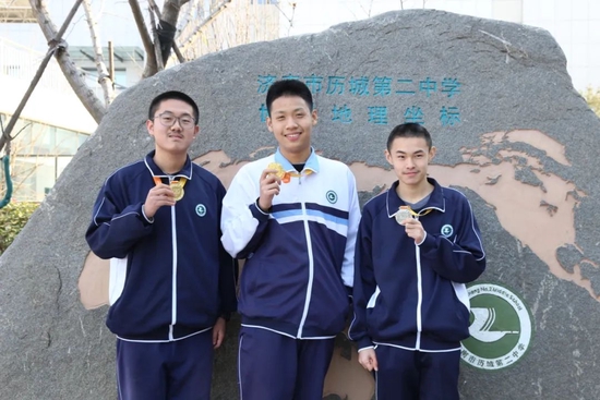 数学金牌学生与银牌(右一)学生合影