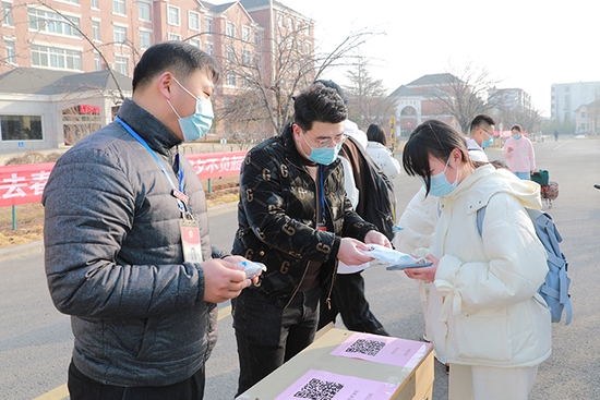 为学生发放口罩