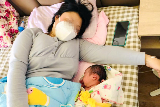 广兴妇产医院出生的一名“抗疫宝宝”