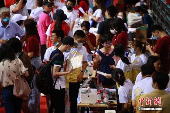 资料图：北京大学迎来2020级本科新生报到。中新社记者 蒋启明 摄