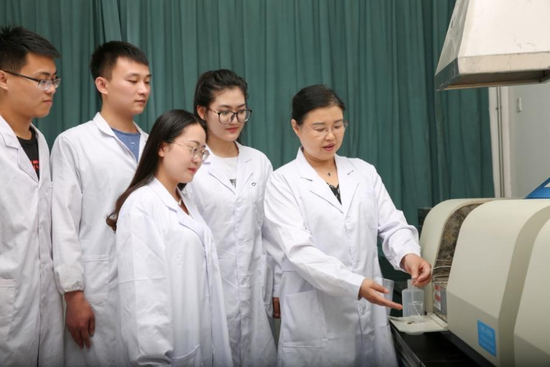 ▲环境科学专业老师指导本科生实验