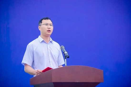 栾正涛主持奠基仪式