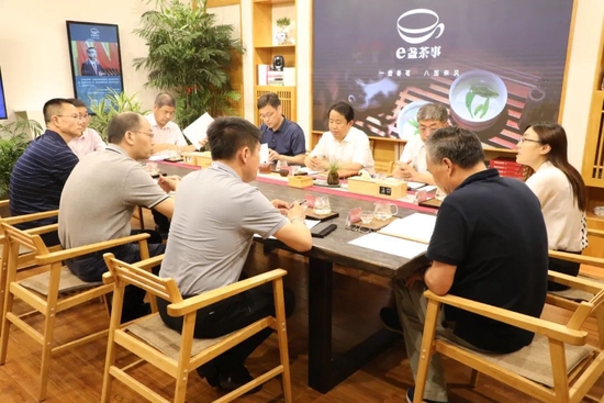 滨州市副市长、市工商联主席杜玉杰在“e盏茶事”召开涉案企业合规建设政策解读座谈会。