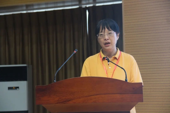 沈海娟宣布比赛成绩,大赛组委会为获奖选手和指导教师举行颁奖仪式