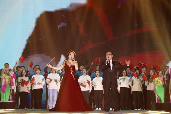 师生合唱《我爱你中国》