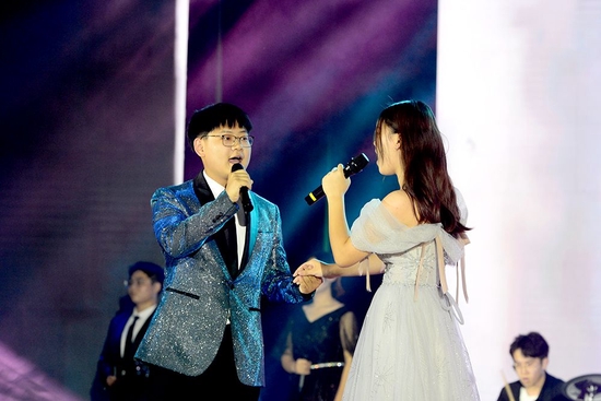 乐队演唱《星辰大海》