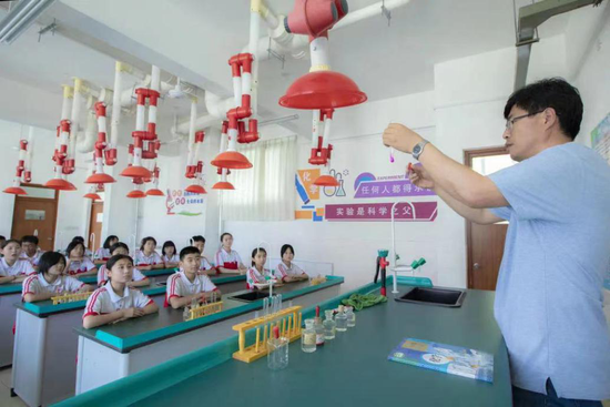 高密市柴沟中学学生在崭新实验室上课