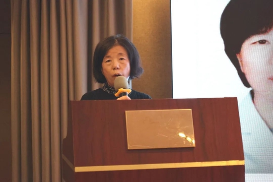 德州市立医院内分泌科主任、大会主席张谦平主持会议