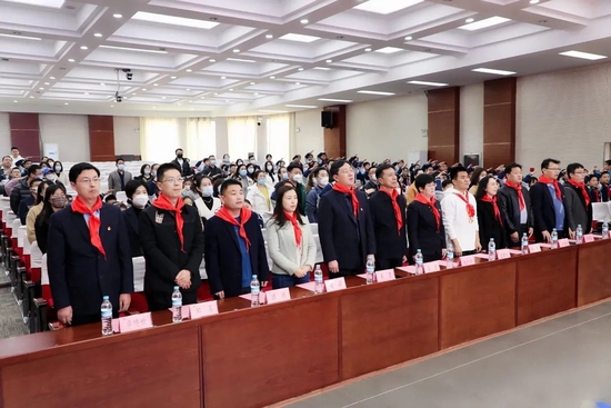 唱中华人民共和国国歌