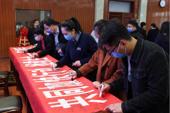 “共同加快行动,拯救生命、清洁双手”条幅签字活动