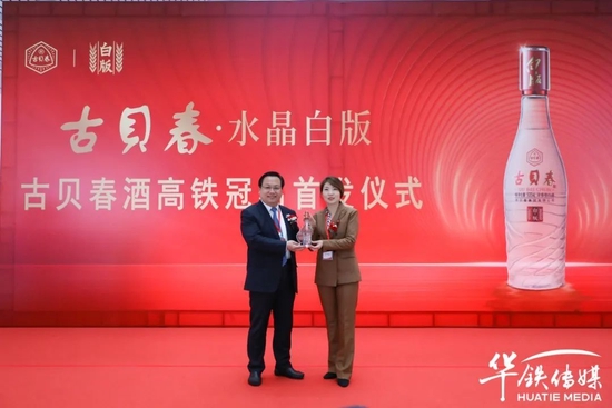 双方领导互赠礼品,表达了对此次合作的美好祝愿。