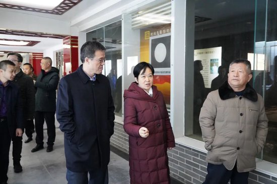 ▲贵州省仁怀市人大常委会副主任邓帆(右二)一行莅临古贝春参观考察