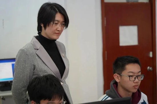 图为指导老师胡芳正在为学生上课