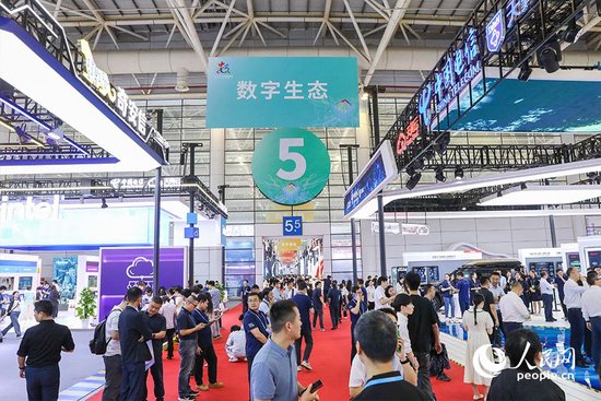 数字峰会现场体验区吸引不少市民前往参观。人民网 陈永整摄