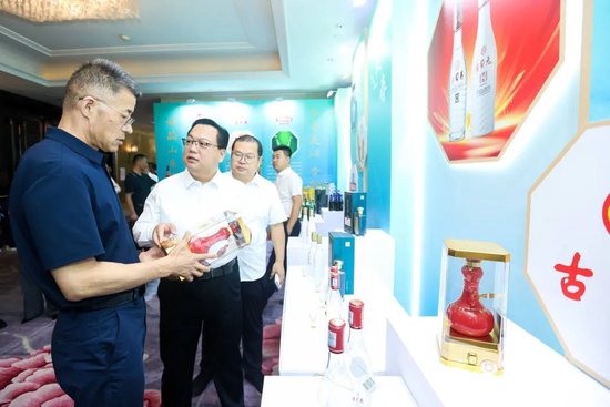 山东省德州市工业和信息化局党组书记、局长、二级巡视员孙洪昌(左一)莅临古贝春展位指导工作