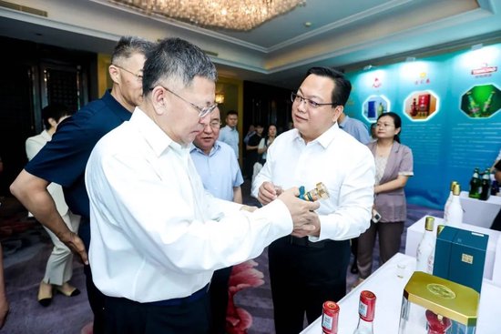 山东省副省长、省政府党组成员周立伟(左一)莅临古贝春展位指导工作