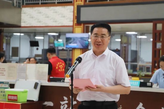德州市人民政府副秘书长蔡玉虎致辞并宣布“北京专家义诊万里行和中国区县市域医院胸部肿瘤MTD专科赋能活动(德州站)”正式启动