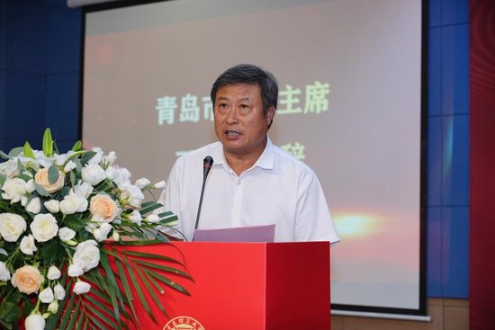 中国美术协会理事、青岛市文联主席、青岛大学美术学院院长王绍波致辞