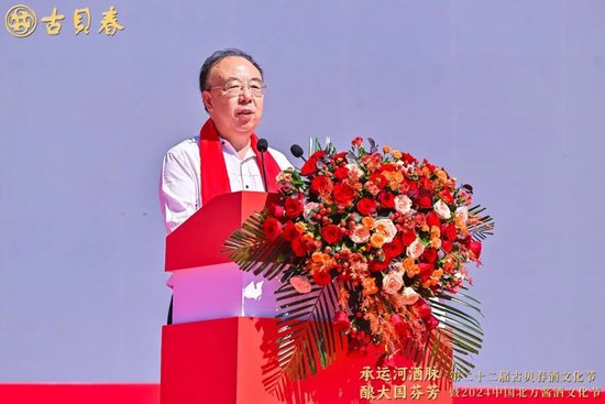 ▲新华社资深记者、作家郝桂尧现场介绍新书《1983,中国酒事》