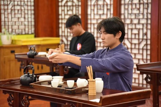 三化育人学生学习茶艺