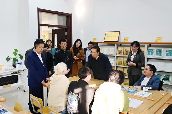 程凯与残疾人大学生亲切交流