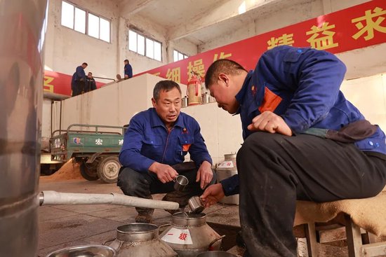 赵金锋指导员工量质摘酒