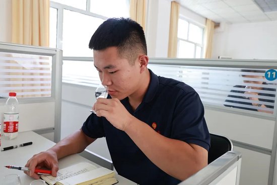 学员在接受厂级白酒评委考核