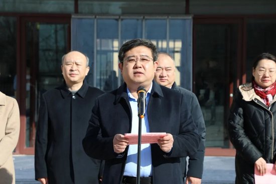 ▲县人民医院党委书记刘伟致辞