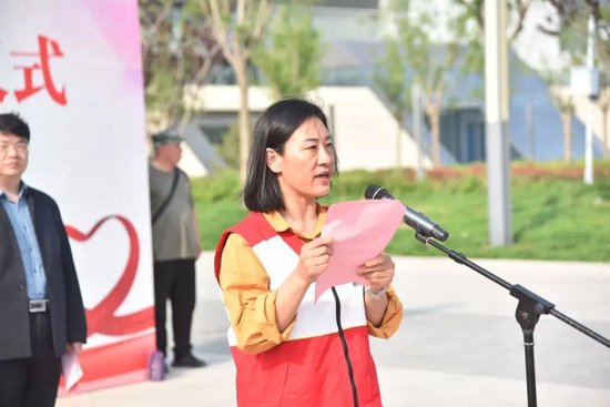 红十字志愿者代表宣读倡议书