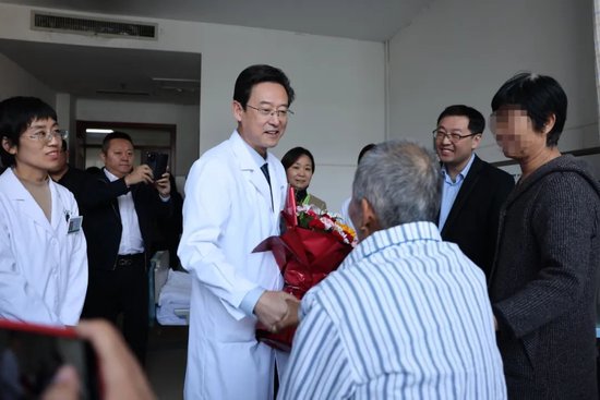 △医院党委副书记、院长王东海慰问救治成功顺利出院贯通伤患者