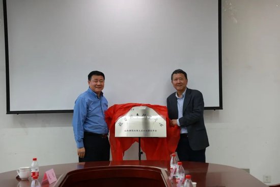 ▲山东师范大学抗日战争研究中心举行座谈会和揭牌仪式