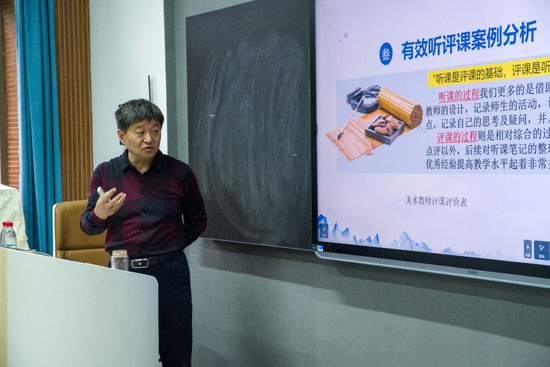 ▲山东省美术教研员肖钢来我院讲座
