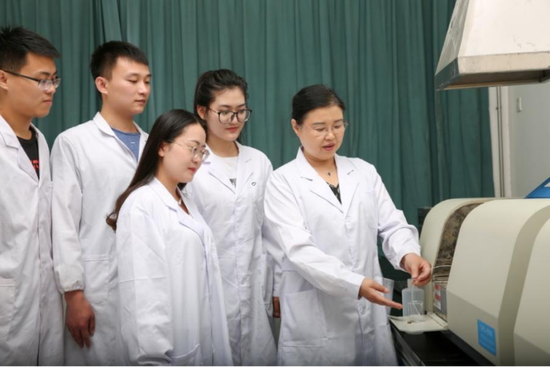 ▲环境科学专业老师指导本科生实验