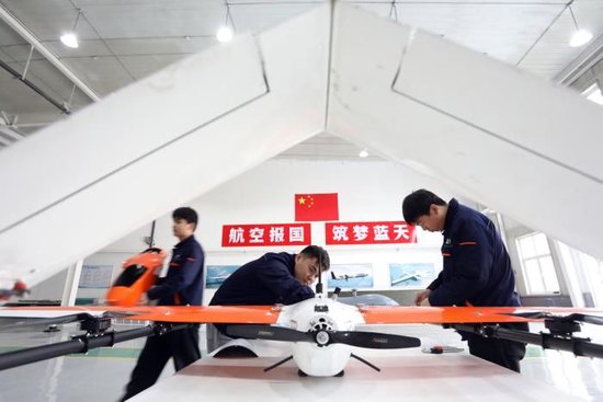滨州高新区聚力发展无人机产业,建成了全省首家民用无人机试飞运行基地、首个低空飞行服务中心,形成了“一园两场多空域、一中心两平台多场景”的产业发展基础,打造了试验试飞、适航审定、智造共享、市场拓展为核心的产业生态。(李默 摄影)