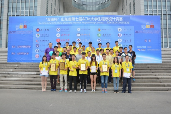 ▲ 学生与学院领导、指导教师参加ACM程序设计竞赛