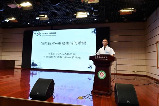 ▲志愿服务队党员代表急诊科副主任邵岩,肿瘤、血液内科护士长李晶晶,重症医学一科护士长张枭敏,手足创伤与显微外科副主任黄乐乐分别做工作汇报。
