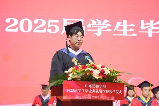 毕业生代表孙俊昆发言
