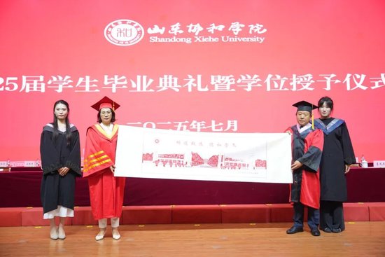 毕业生代表向母校献礼