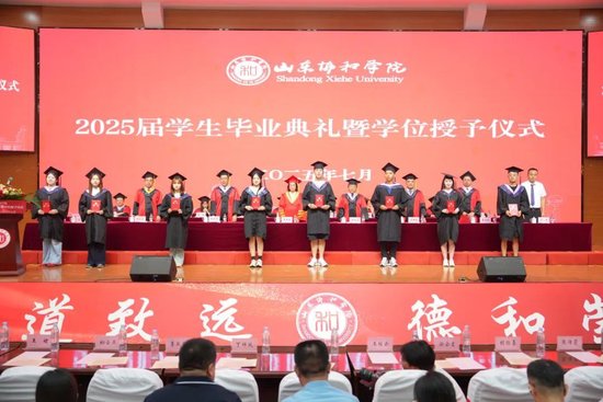 学校领导为校友信使代表颁发荣誉证书