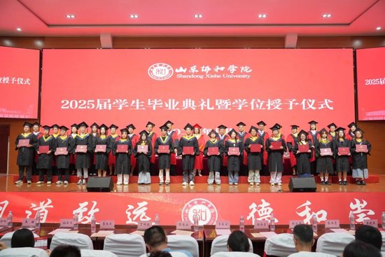 学校导师团向毕业生授予学士学位