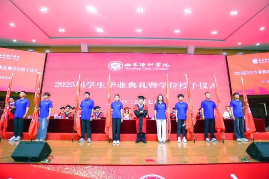 校长周传安教授为学校2025年西部计划志愿服务团代表授旗