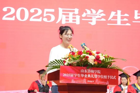 校友代表魏铭慧发言