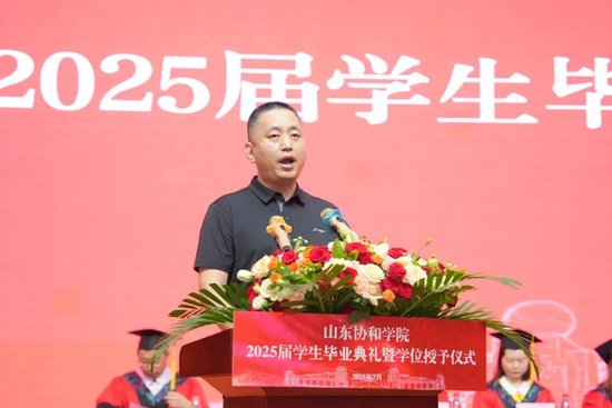 毕业生家长代表张建光发言