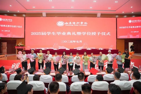 毕业生代表为教师代表、辅导员代表、工勤人员代表献上鲜花