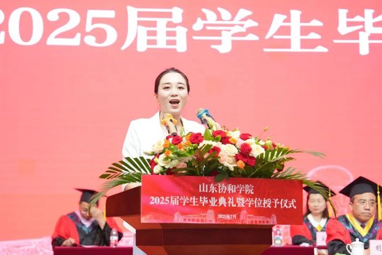教师代表董婷婷发言