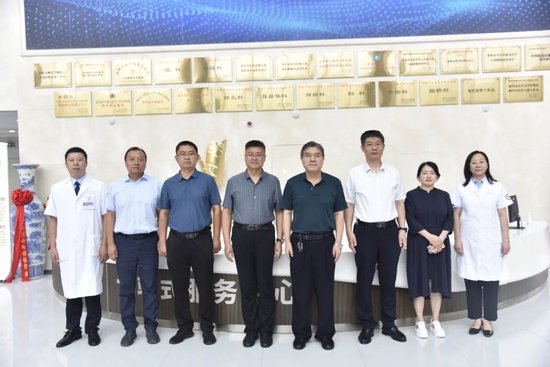 与会领导合影留念