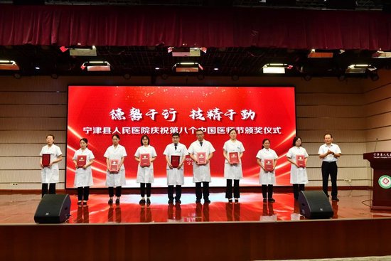 院党委副书记、工会主席时洪亮为住院病历书写优质个人颁奖