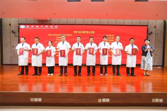 县委常委、县政府党组成员、副县长李臻为“杏坛耕耘奖”获得者颁奖